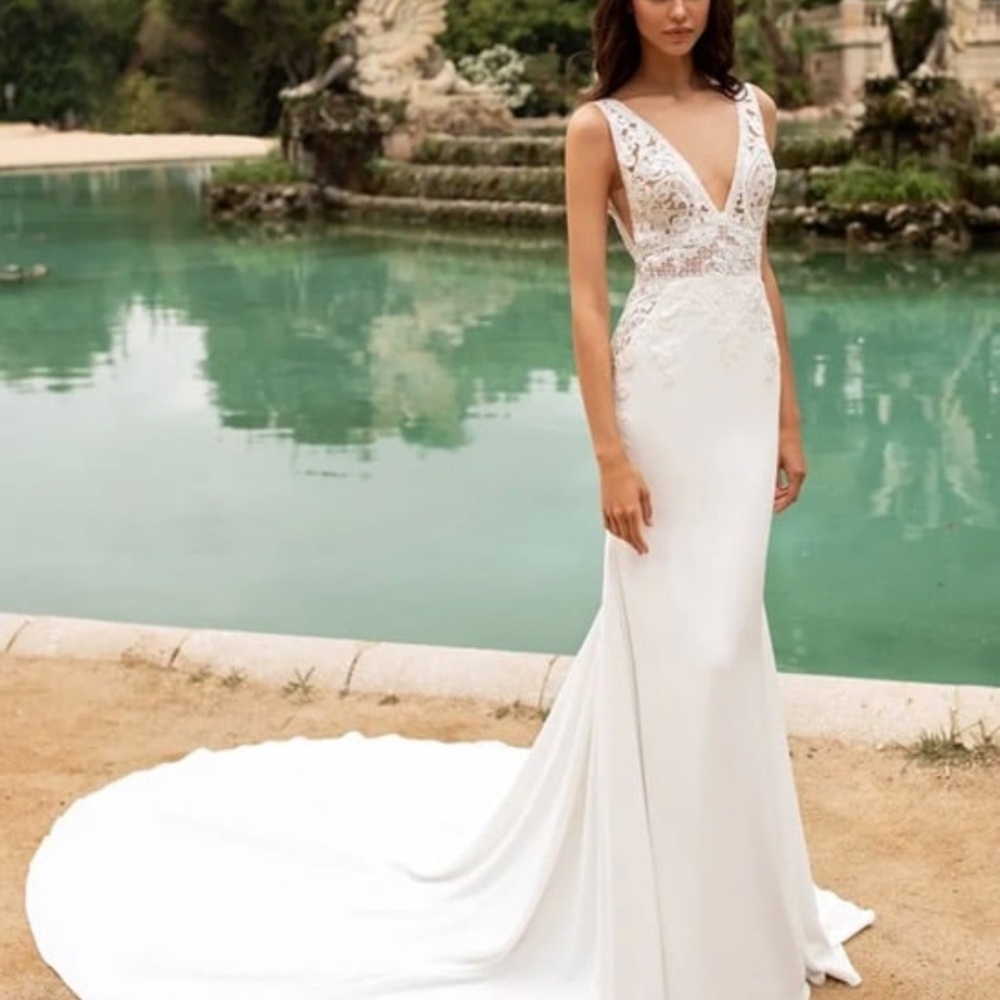 Pronovias White Lace Wedding Dress - Picture 2 of 8